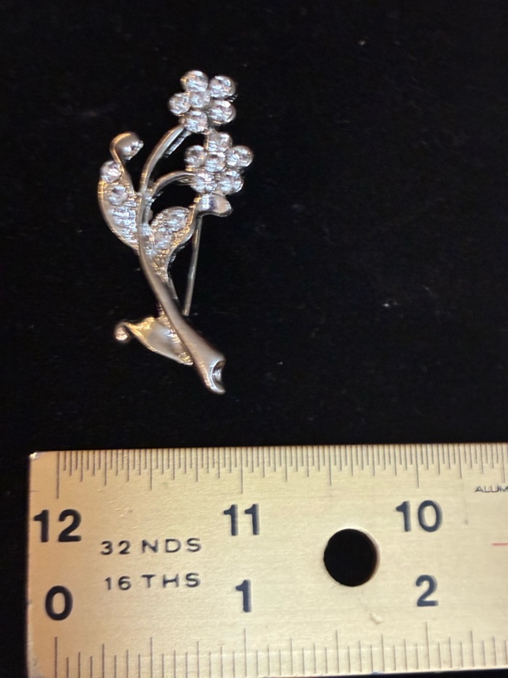 VINTAGE EUC FLOWER BROOCH SILVER TONE W/ RHINESTONES - Picture 5 of 6